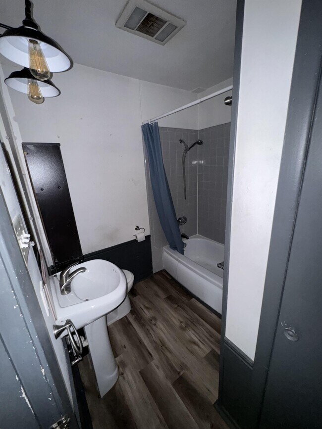 Building Photo - 1806 Mulford St