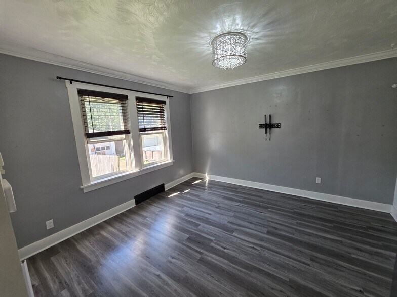 Building Photo - 1424 Swantek St