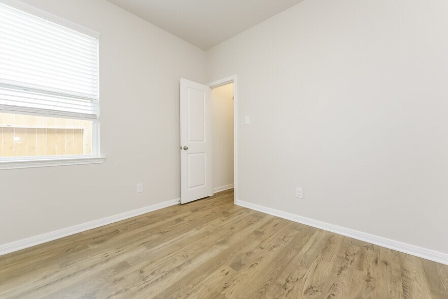 Building Photo - 15663 Plum Brk Dr