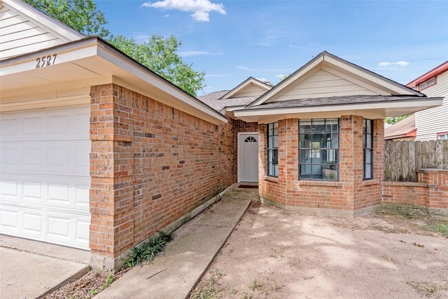 Building Photo - 2527 Silver Trumpet Dr