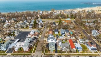 Building Photo - 720 Main St