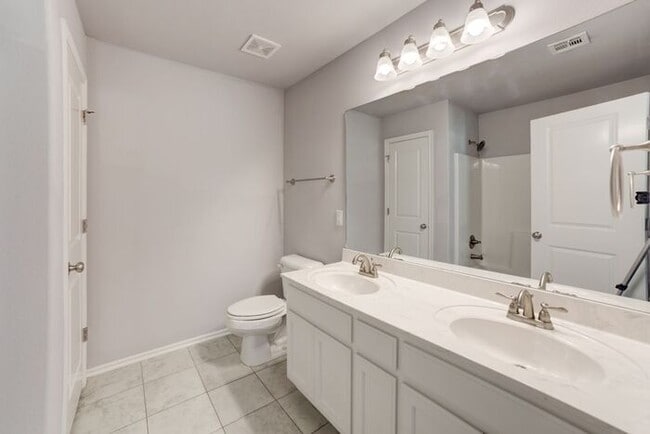 Building Photo - Cutest 3/2/2 Craftsman Style Home!