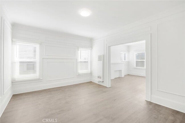 Building Photo - 548 N Kenmore Ave