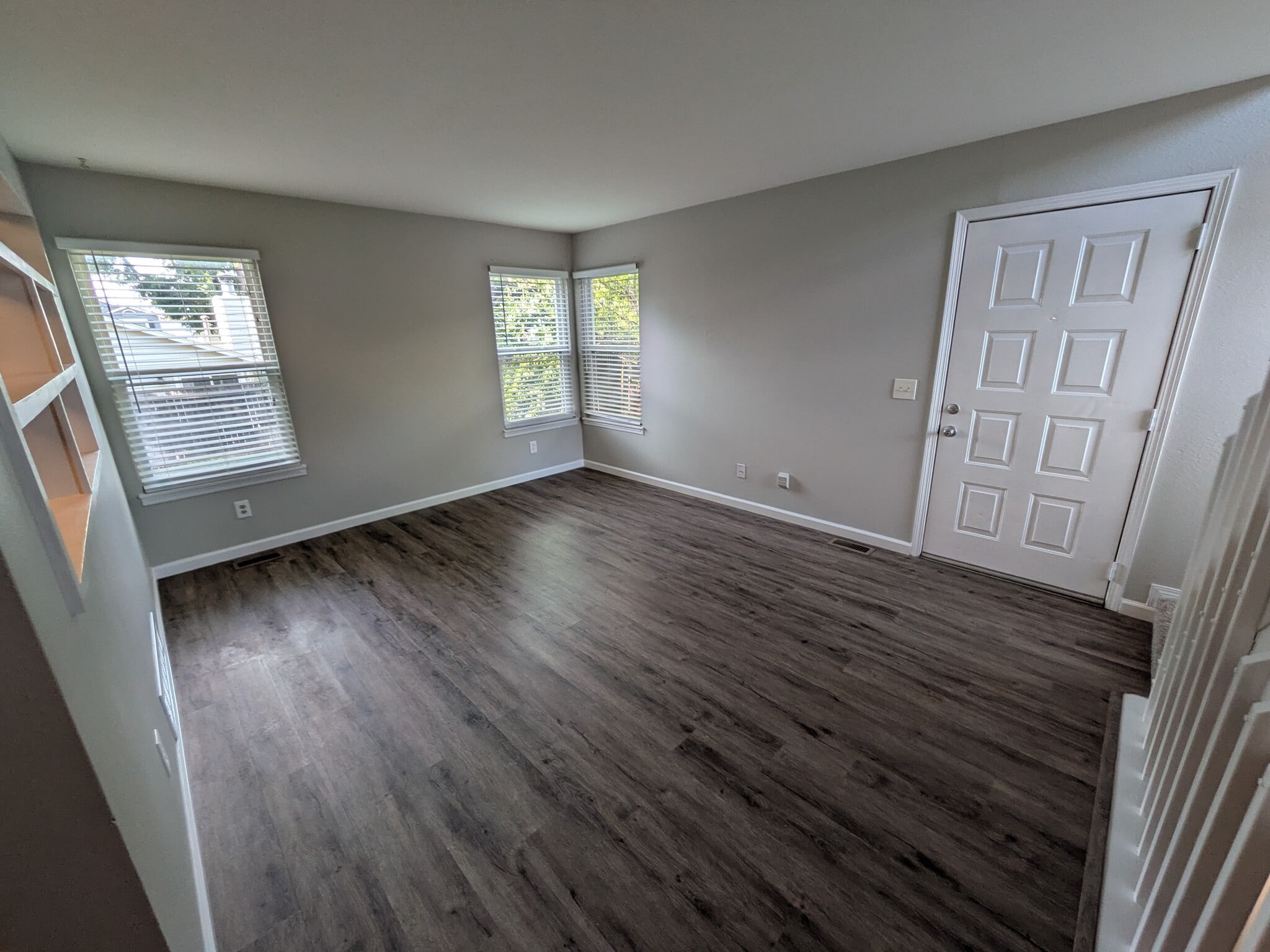 Family room main floor - 664 Walden Ct