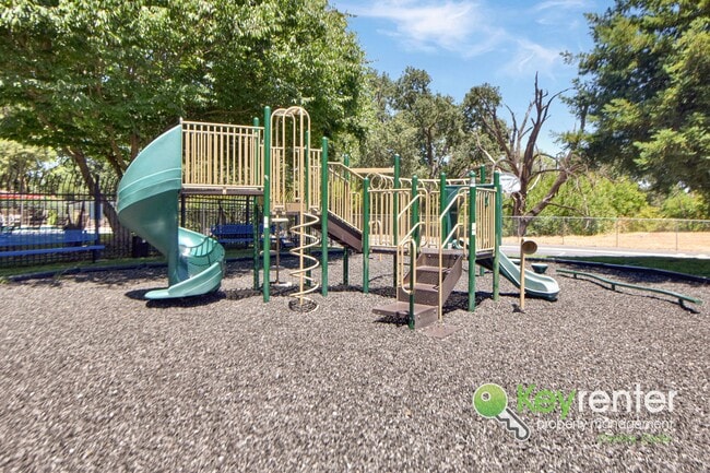 Building Photo - Beautifully Updated 2 Bedroom Condo in Desirable West Pleasanton Foothills