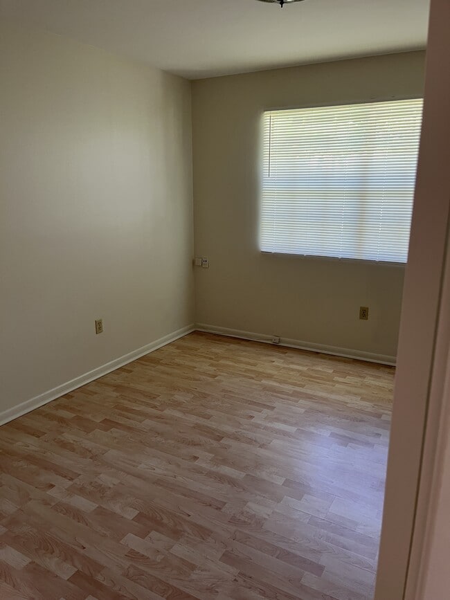 Building Photo - 1322 Hillcrest Dr