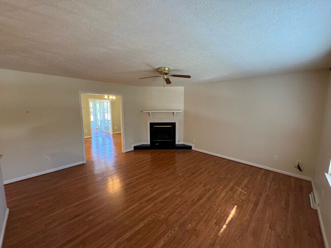 Building Photo - Charming 5 Bedroom Home off Lakeside Drive