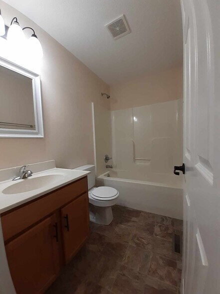 Building Photo - 632 High School St