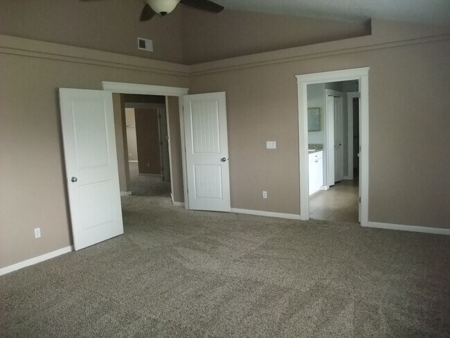 Building Photo - Spacious 5 bedroom 3 bath home near a park in SE Albany