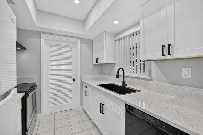 Building Photo - 2755 NE 28th Ave