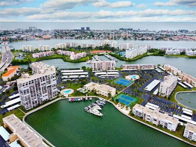 Building Photo - 7401 Bay Island Dr S