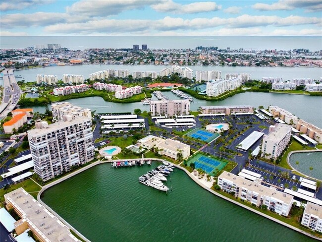 Building Photo - 7405 Bay Island Dr S