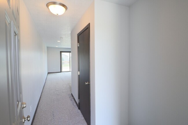 Building Photo - Amazing 4 Bedroom 3.5 Bathroom Townhome in Sioux Falls