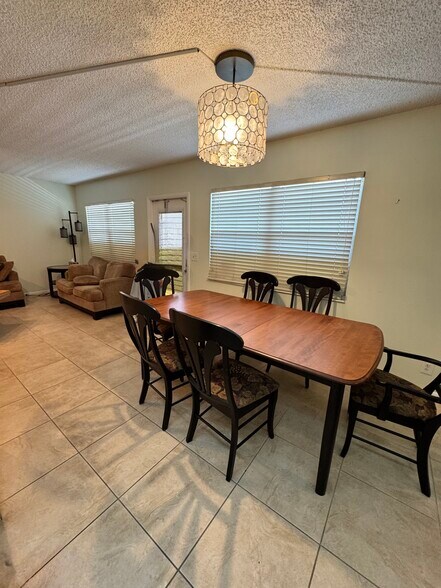 Building Photo - 4007 Yarmouth a