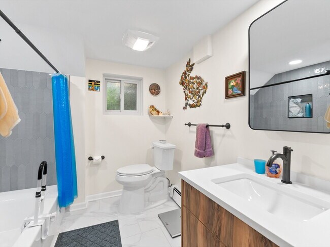 Building Photo - "Stunning 4-Bed Oasis with Granite Eleganc...