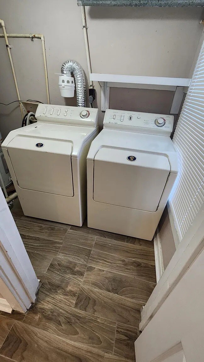 Building Photo - Room in Duplex on M.L.K. Jr Dr SW