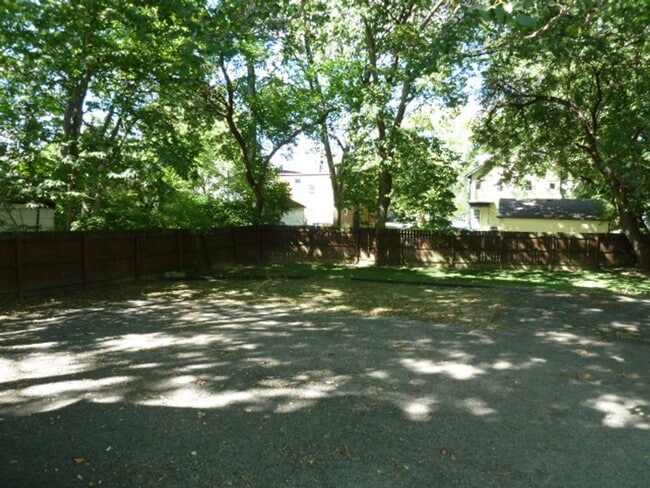 Building Photo - Bright 3BR Unit + Off-Street Parking + Balcony Near Capital University