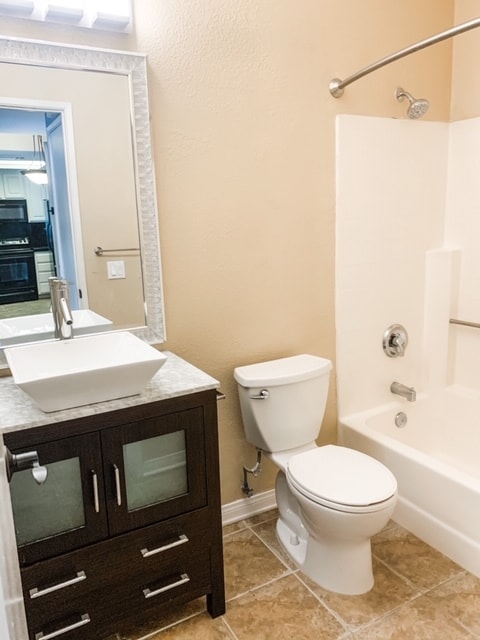Guest Bathroom - 2150 Camino De La Reina