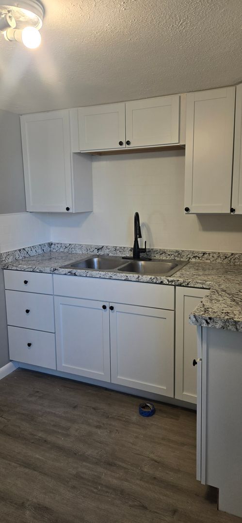 Building Photo - Newly Renovated 1 Bed, 1 Bath Unit in Farm...