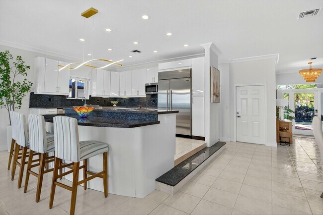 Building Photo - 513 S Riverside Dr