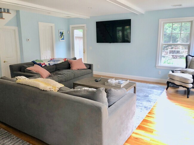 Building Photo - 10 Deer Path