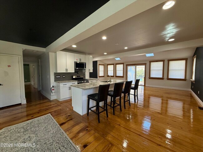 Building Photo - 605 Farrelly Ave