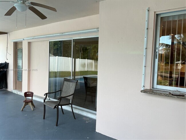 Building Photo - 1000 Renmar Dr