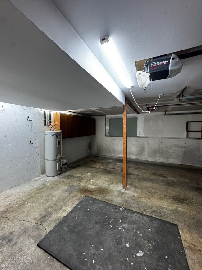 Building Photo - Spacious 3 Bedroom Home in South Eugene – Churchill Area