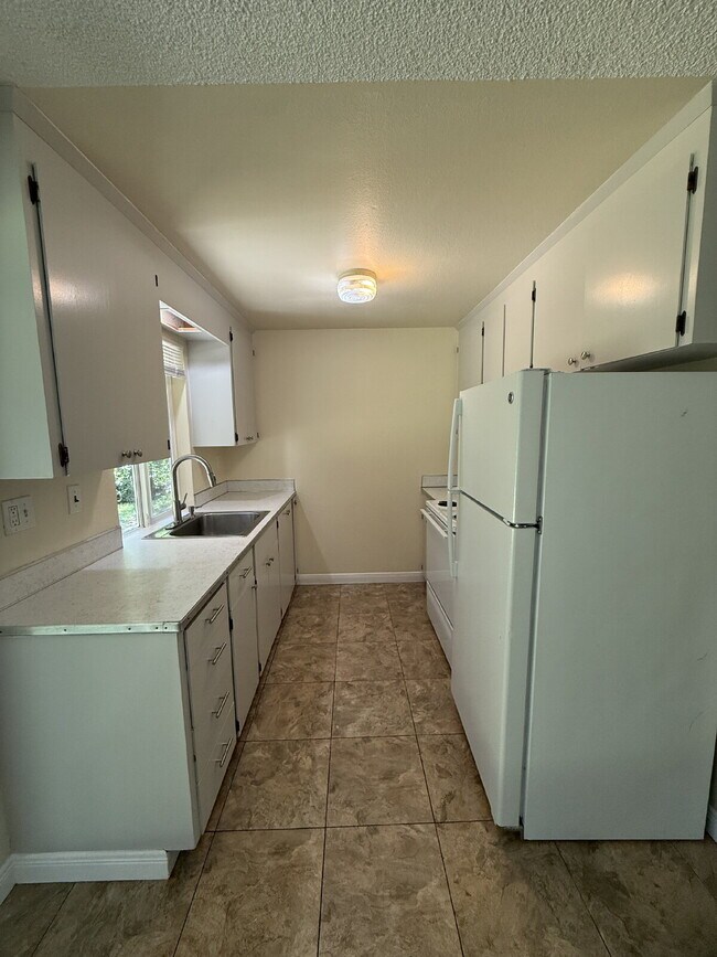 Building Photo - Rambler in Maple Valley Available Now!