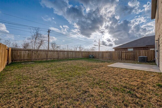 Building Photo - 545 Amberwood Pk Dr