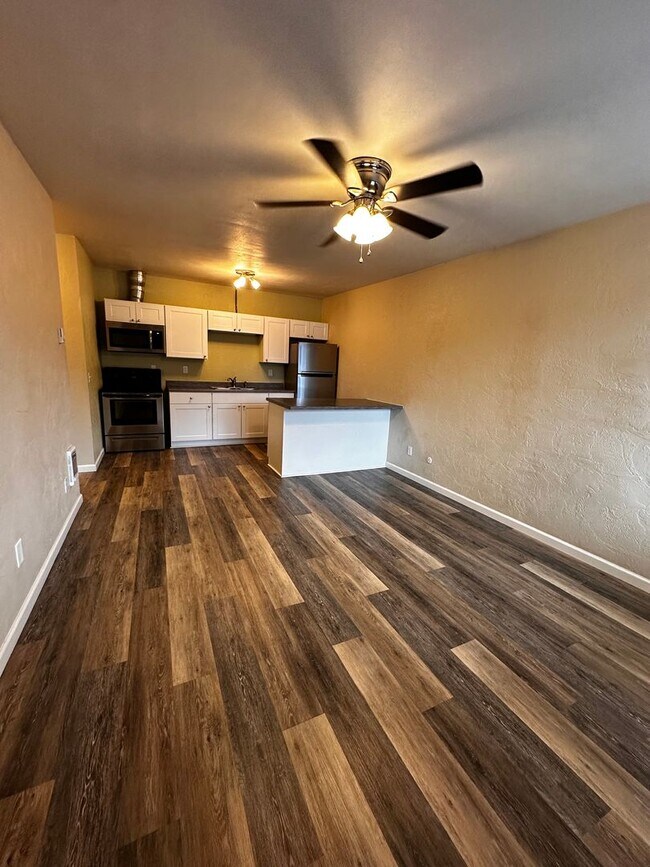 Building Photo - (WWA 5708) 1 bedroom/1 bathroom