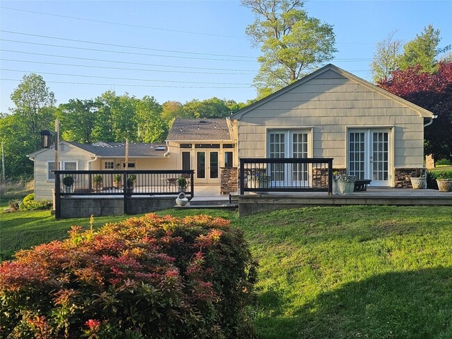 Building Photo - 13 Old Quaker Hill Rd