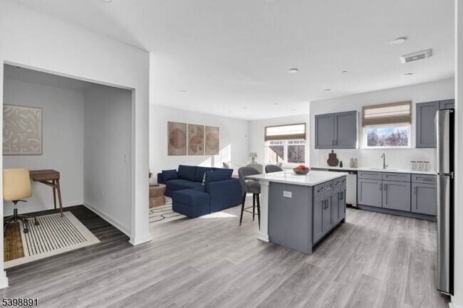 Primary Photo - 9 Hellers Ln