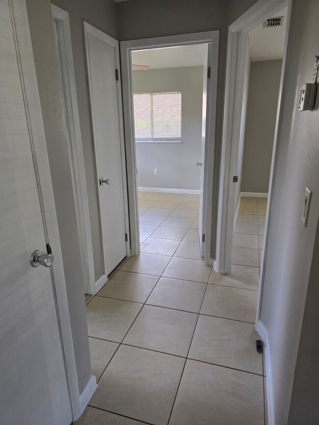 Building Photo - Awesome 2/1 in Beverly Hills!!!