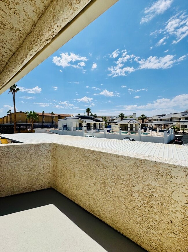 Building Photo - 3-Bedroom Condo with Spectacular Views in Riverview Bluffs