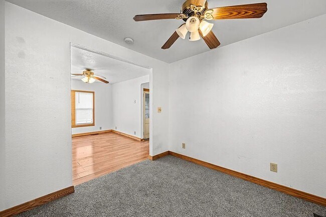 Building Photo - Cozy Clinton Home With Large Yard and Convenient South Bluff Location!