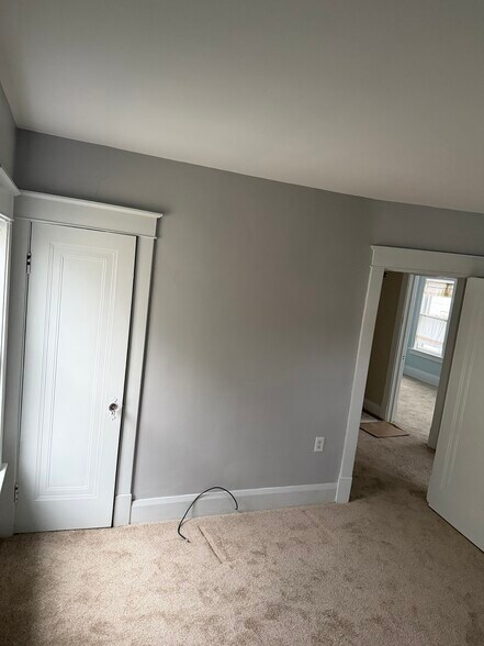 Building Photo - 75 Shoshone St