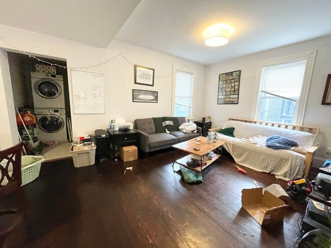 Building Photo - Modern 3 Bed with Private Deck + In-Unit L...