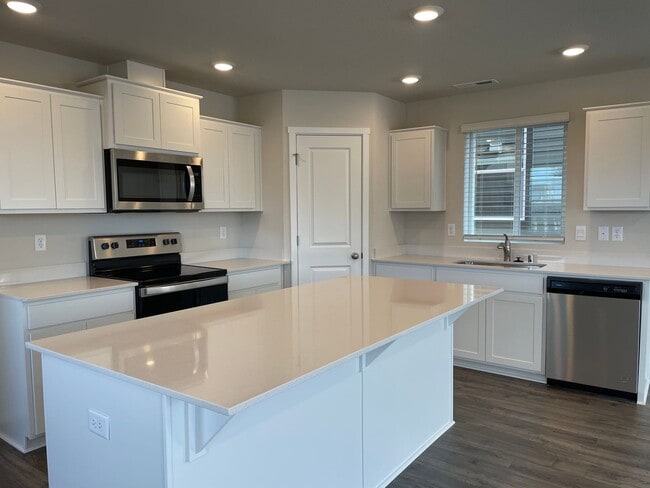 Building Photo - GORGEOUS 4 BED/2.5 BATH! HIGH END FINISHES ! SPACIOUS ROOMS ! FENCED BACK YARD !