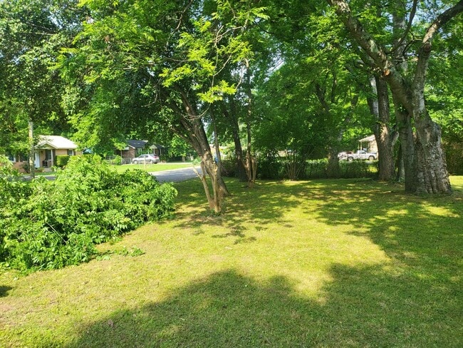 Building Photo - Nice and cozy 3 bedroom 1 bath just renovated
