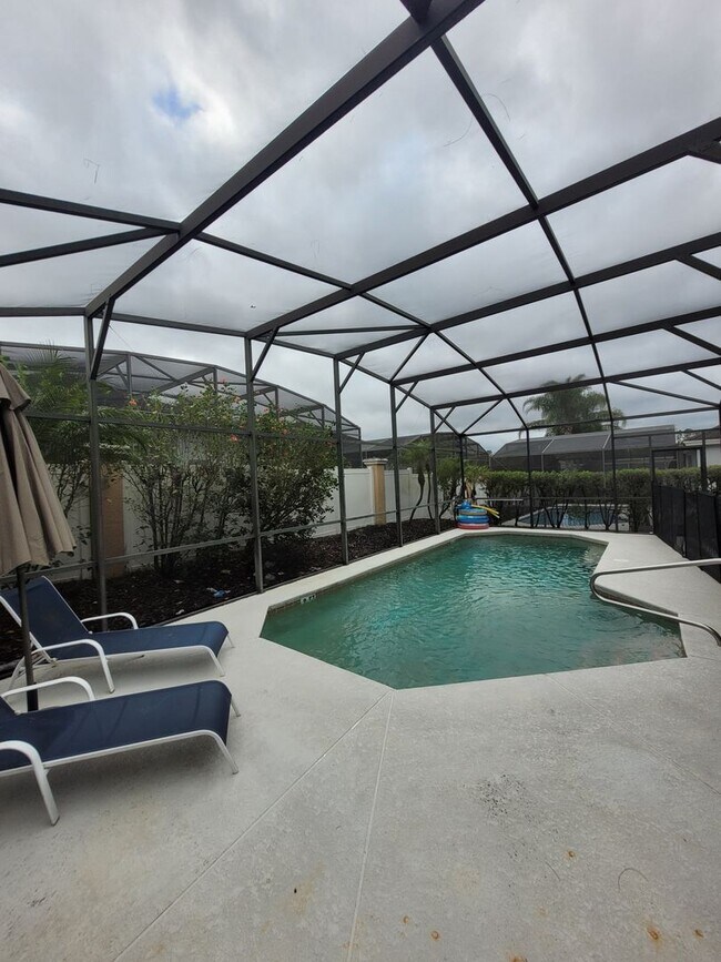 Building Photo - Amazing Renovated 4 bed 3 bath in Davenport