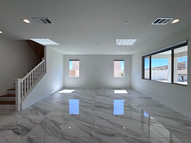 Building Photo - Spacious 5BD/3BA Home with Loft, Solar & B...