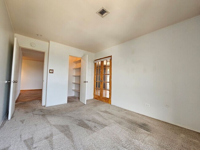 Building Photo - Amazing Penthouse 2 Bedroom 2 Bath With Mo...