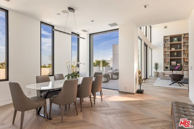 Building Photo - 9405 Sierra Mar Pl