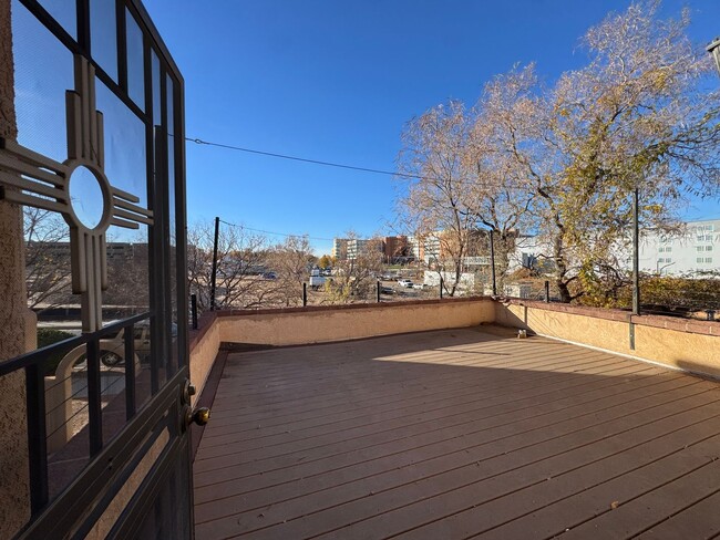 Building Photo - Prime Location University Townhome!