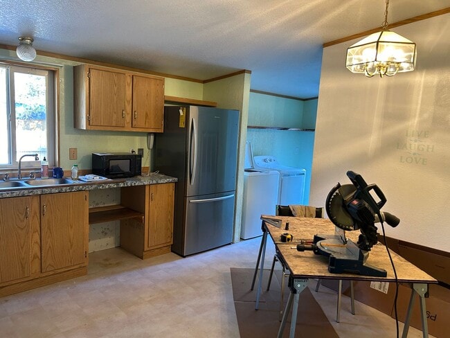 Building Photo - Cute Home Close to Everything