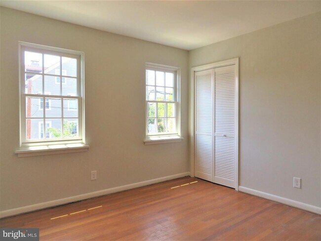 Building Photo - 409 Amelia St