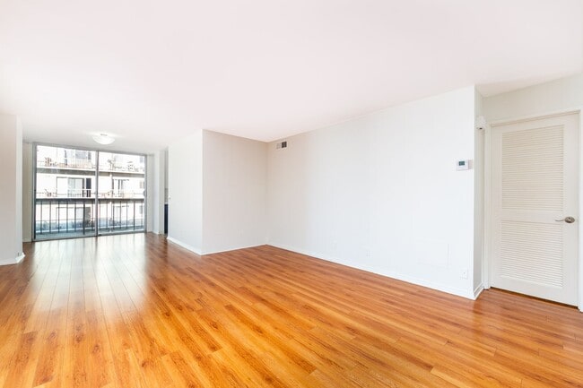 Building Photo - High Rise Condo 1bed 2 Full Bath