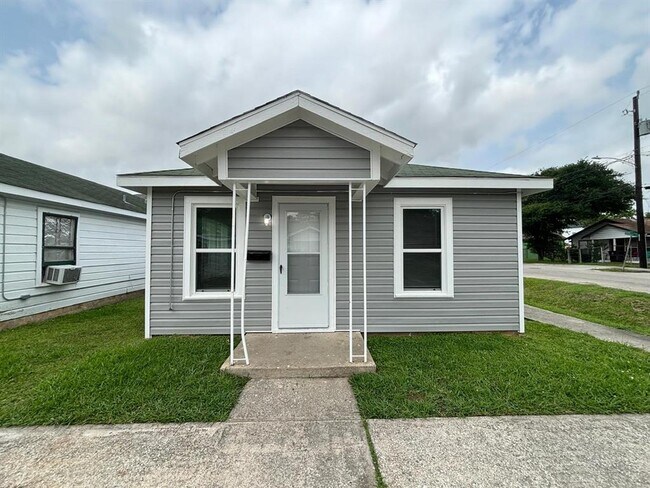 Primary Photo - 5000 Noble St