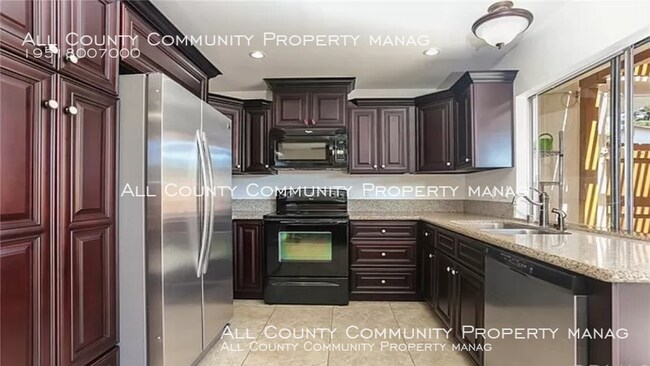 Building Photo - Beautiful 3 bedroom 1.5 bath Townhouse